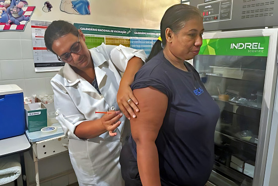 Primeira pessoa vacinada perdeu o filho de 15 anos para dengue