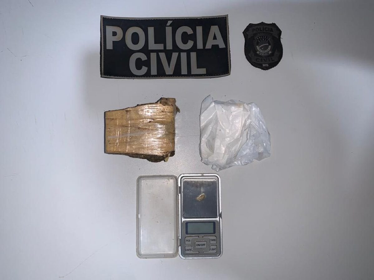 Policiais encontraram uma porção de crack dentro da caixa de descarga