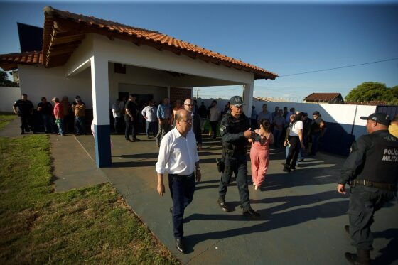 Governador em exercício entrega reforma de escola no Distrito de Itahum