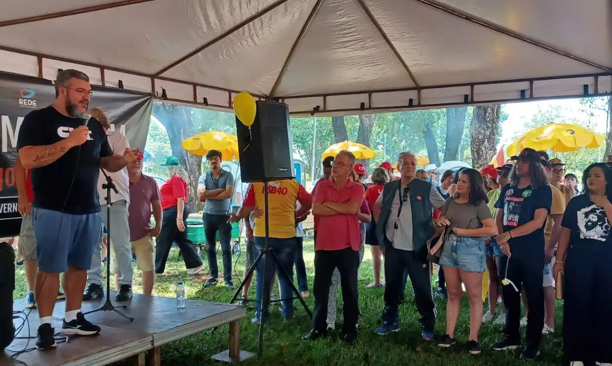 Movimentos e partidos fazem ato em Brasília em defesa da democracia