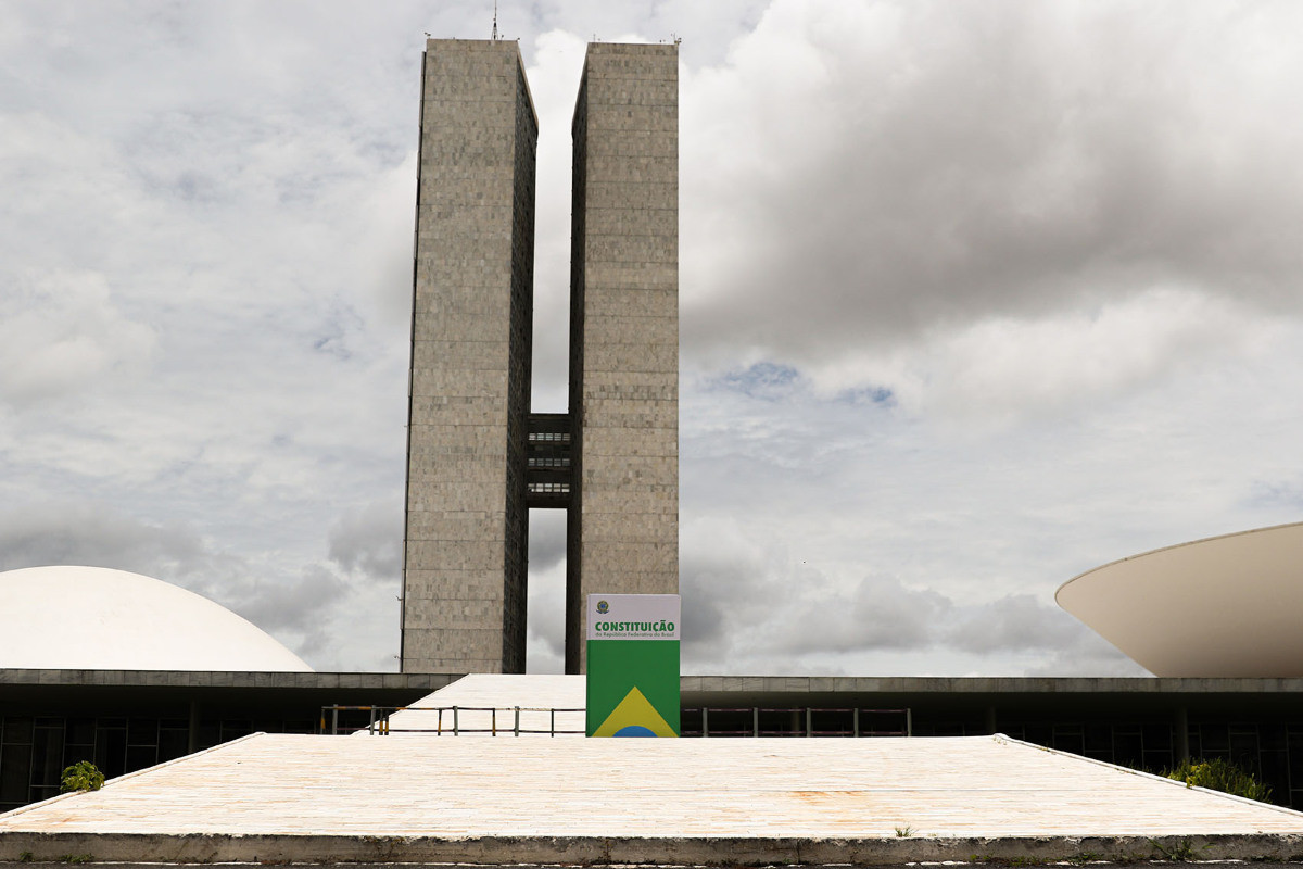 Sedes dos três poderes exibem representação da Constituição Federal