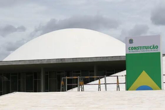 Sedes dos três poderes exibem representação da Constituição Federal