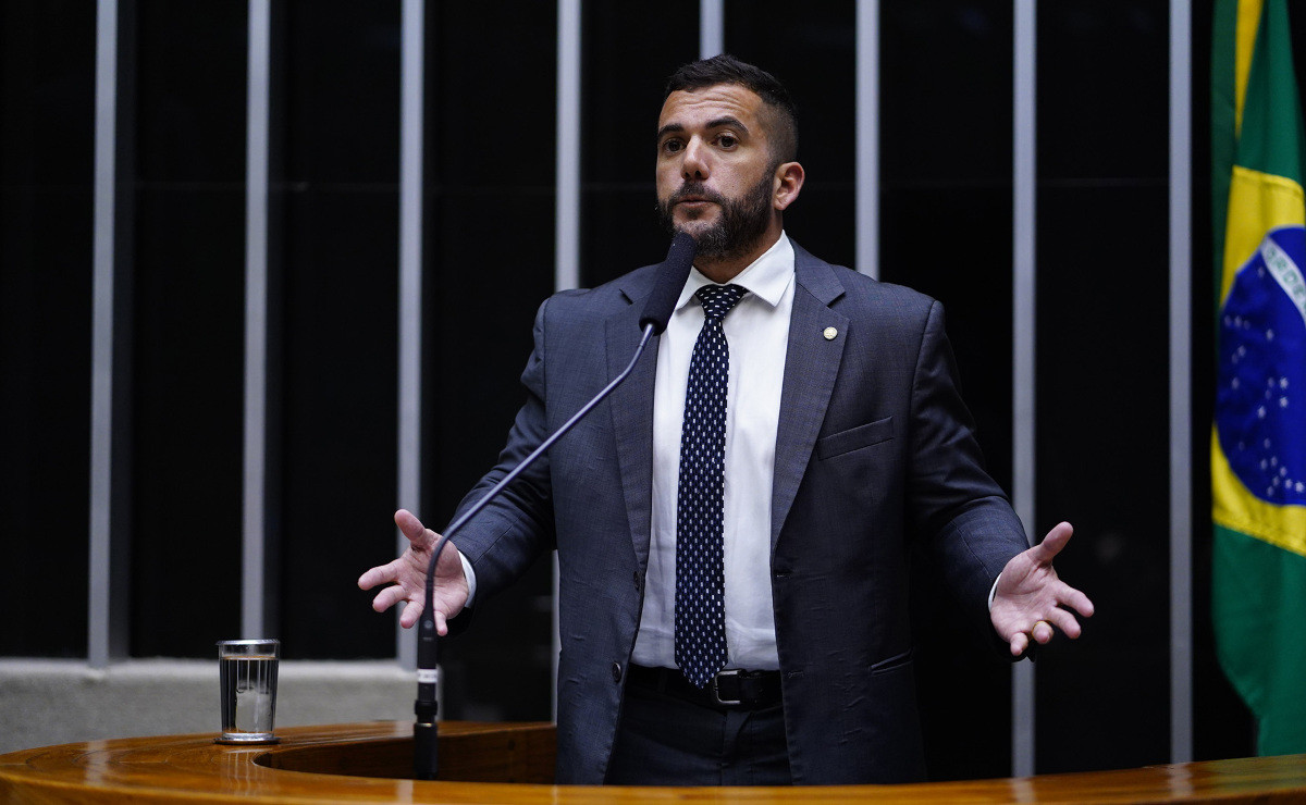 Lesa Pátria faz busca e apreensão na casa do deputado Carlos Jordy