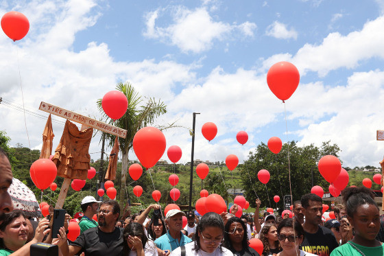 Após 5 anos, ato em Brumadinho homenageia vítimas e critica acordo