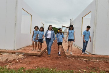 Prefeita Adriane Lopes recebe uniformes novos e garante carteiras novas na volta às aulas