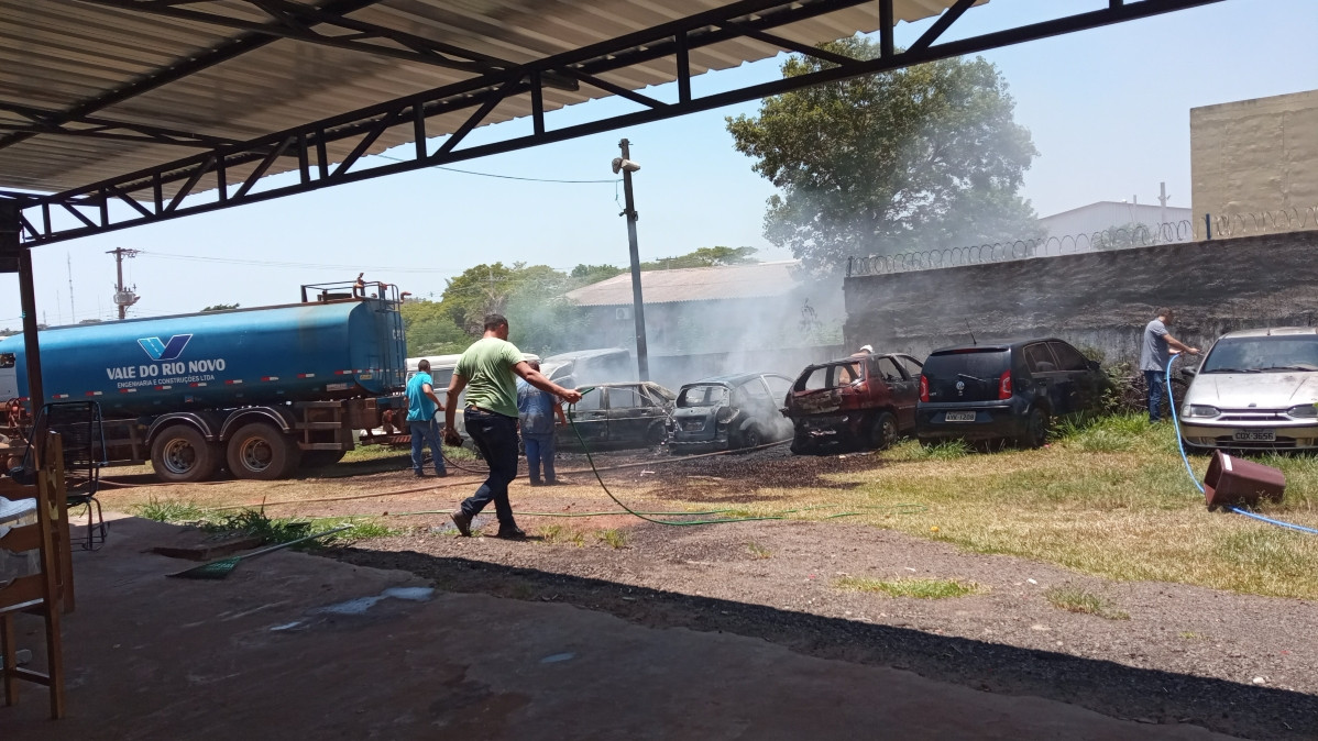 Incêndio atinge veículos do pátio da Polícia Civil de Coronel Sapucaia