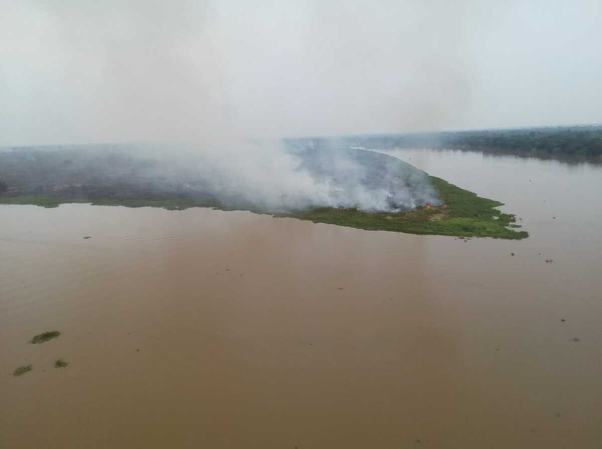 Bombeiros de Mato Grosso do Sul atuam para controlar incêndio na Serra do Amolar