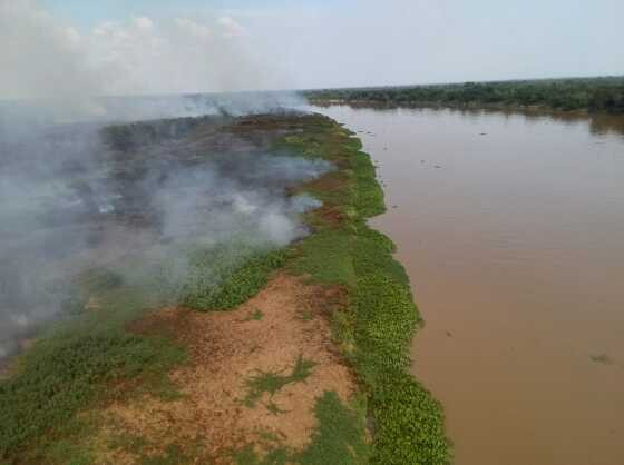 Bombeiros de Mato Grosso do Sul atuam para controlar incêndio na Serra do Amolar