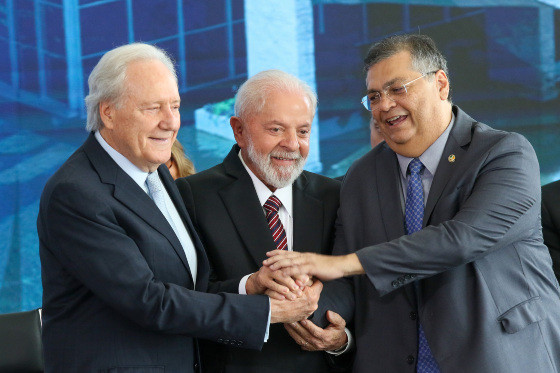 O presidente Luiz Inácio Lula da Silva, acompanhado do ex ministro da Justiça, Flávio Dino, dá posse ao novo ministro da Justiça e Segurança Pública, Ricardo Lewandowski, no Palácio do Planalto