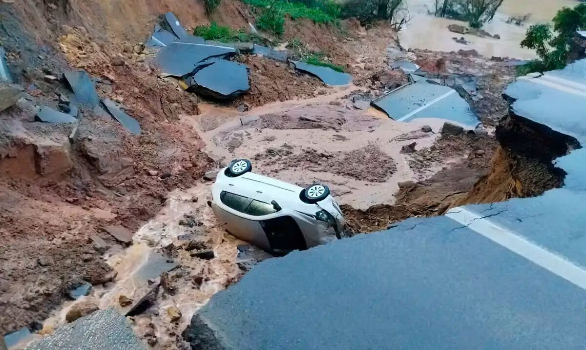 Chuvas abrem cratera e interditam trecho da BR-470, em Santa Catarina