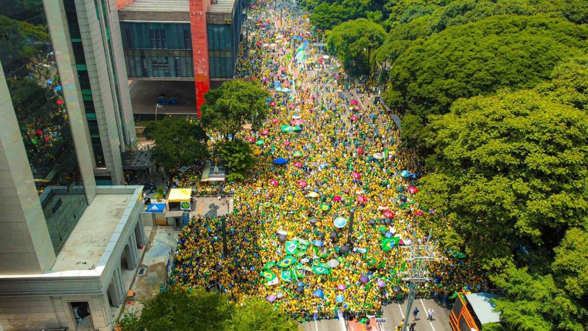 Prefeita Adriane Lopes marca presença em ato de defesa de Jair Bolsonaro