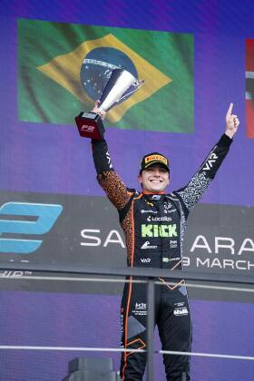 Enzo Fittipaldi faz ultrapassagem dupla, vence em Jeddah e dedica triunfo a Wilsinho Fittipaldi