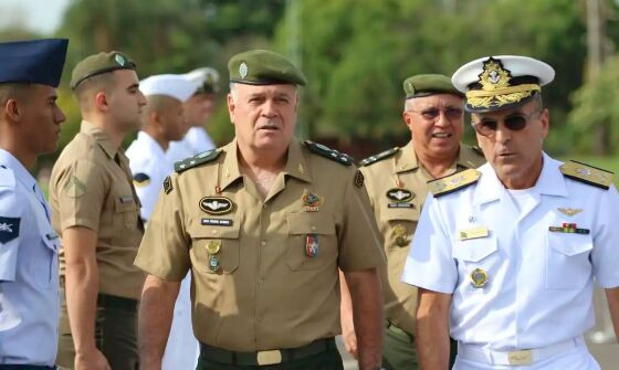 Ex-comandante do Exército ameaçou prender Bolsonaro, diz ex-FAB