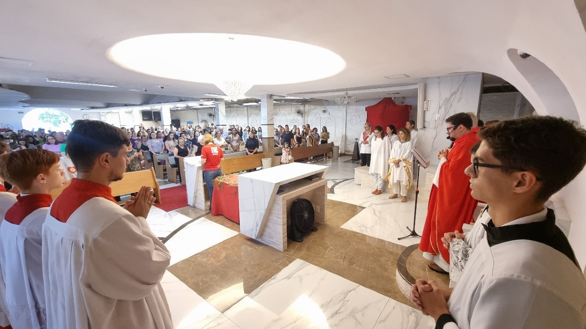 O beijo da Cruz e o sil&ecirc;ncio dos cat&oacute;licos na Sexta-Feira Santa