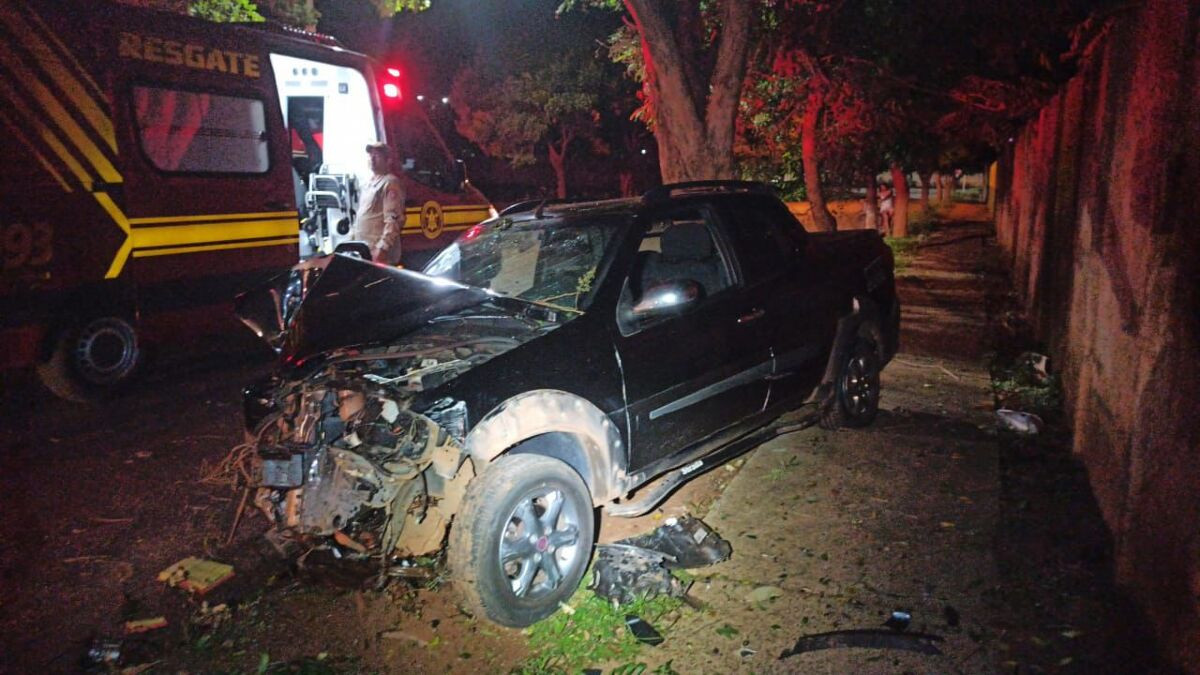 Motorista embriagado colide contra árvore no centro de Chapadão do Sul 