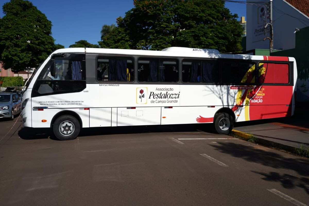 Associação Pestalozzi recebe ônibus doado por Beto Pereira