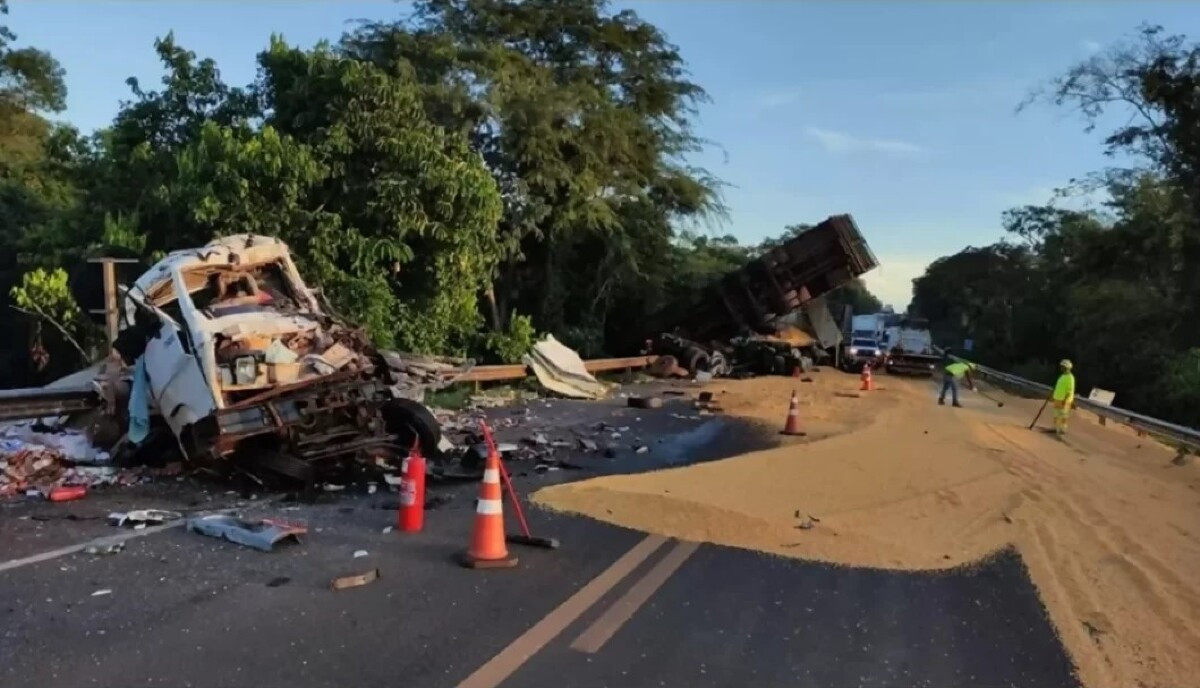 Grave acidente entre carretas, caminhão e carro deixa cinco mortos na BR-163