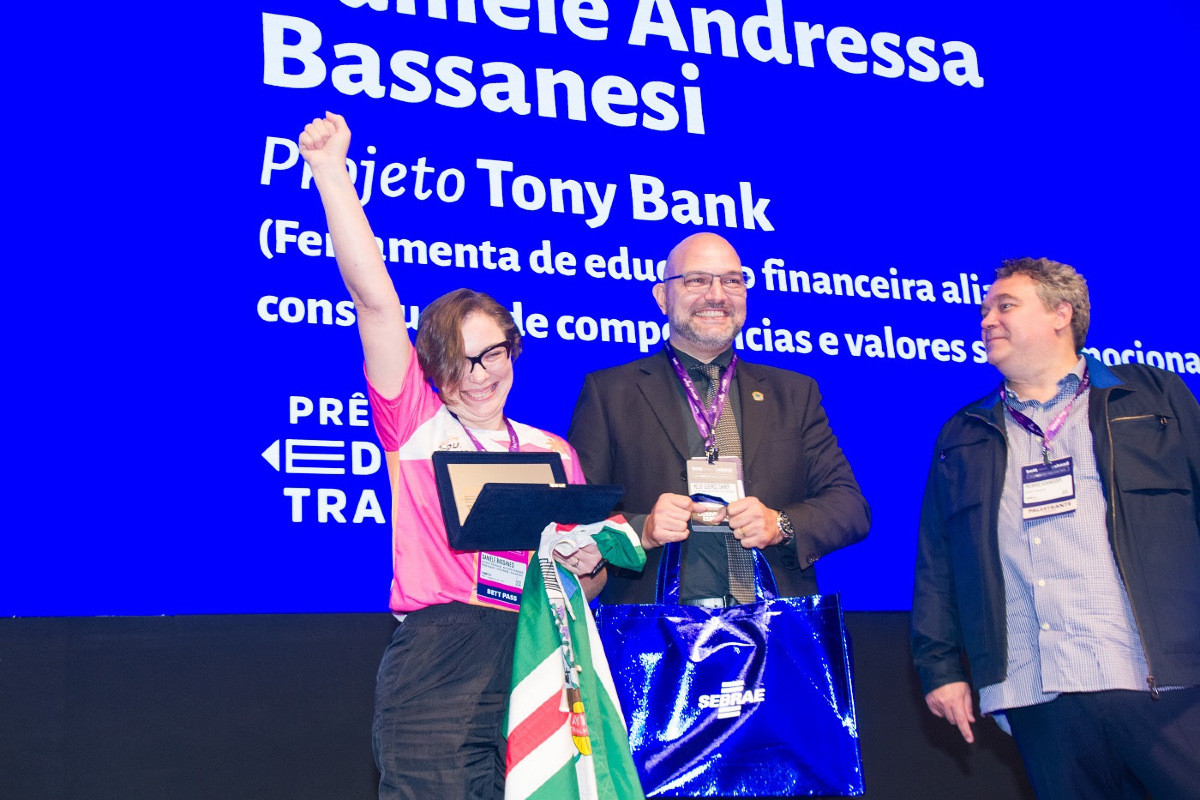 Professora de Naviraí vence Prêmio Nacional Educador Transformador