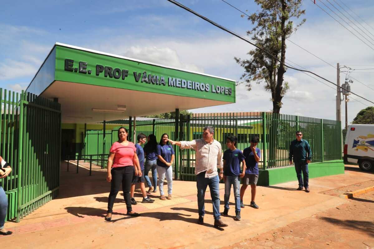 Eduardo Riedel visita obra em escola e a 33ª Expoglória em Glória de Dourados