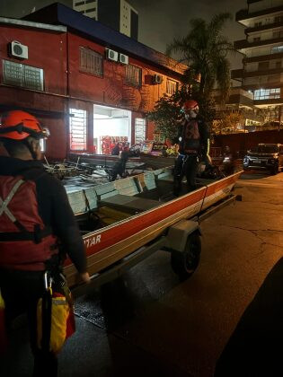 Bombeiros e Policiais de MS resgataram mais de 900 pessoas no Rio Grande do Sul 