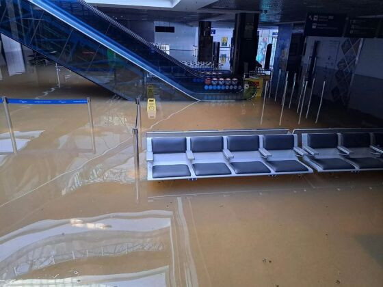 Aeroporto de Porto Alegre permanece fechado por tempo indeterminado