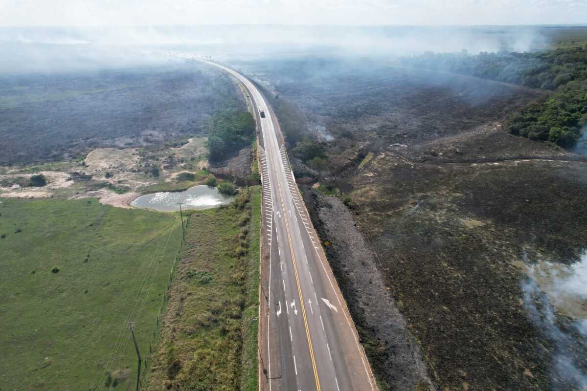 Bombeiros atuam em combate às chamas no Pantanal e em Naviraí 