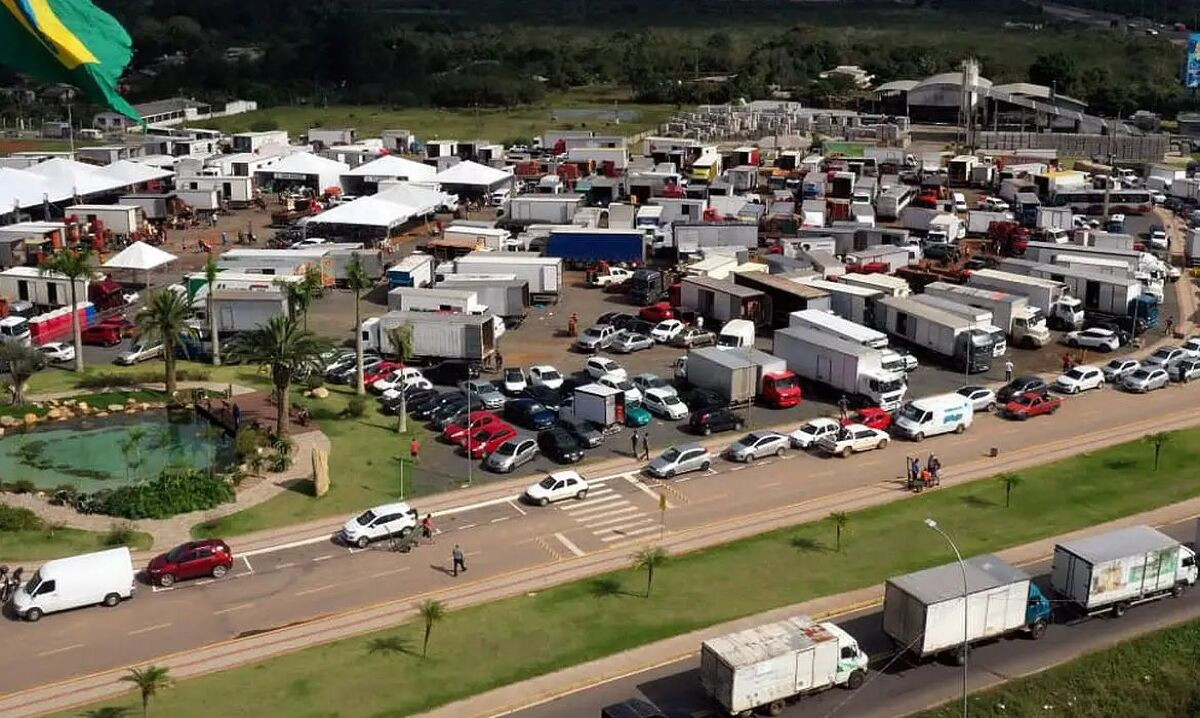 Após alagamento, Ceasa improvisa feira em estacionamento em Gravataí