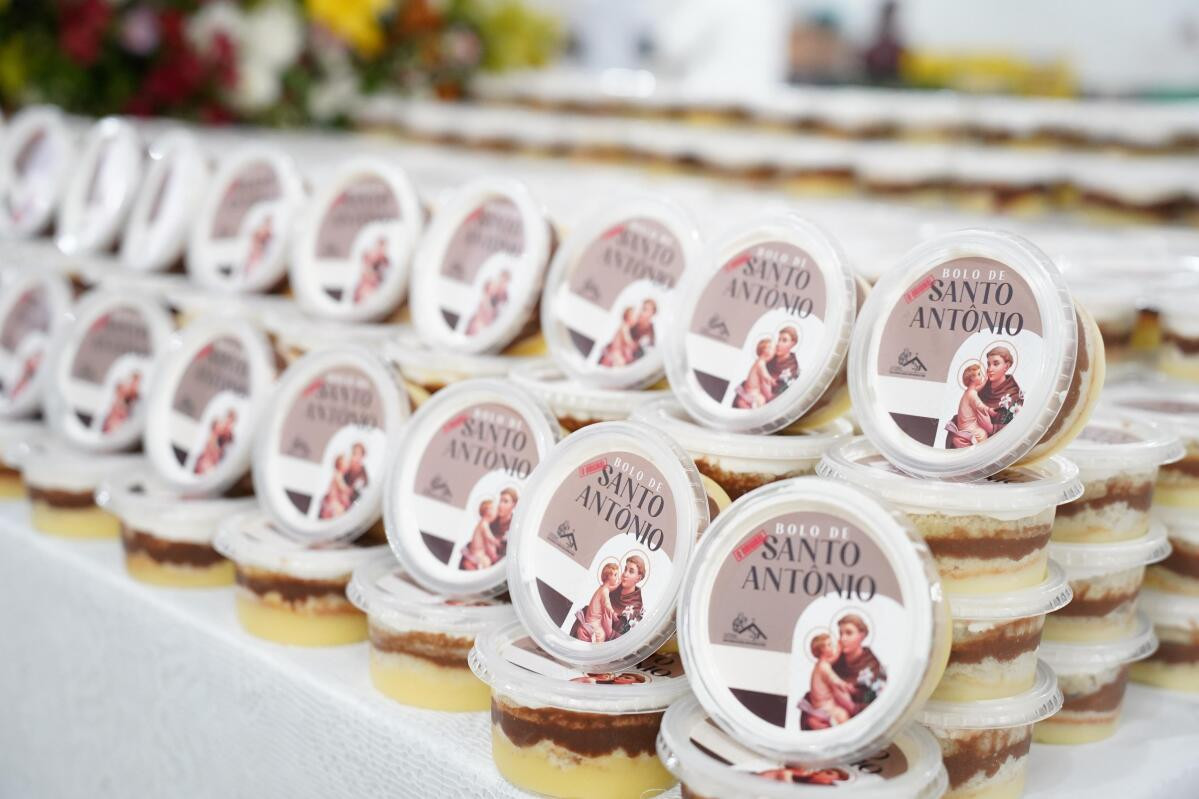 Produção do bolo de Santo Antônio bate recorde e terá duas mil alianças este ano