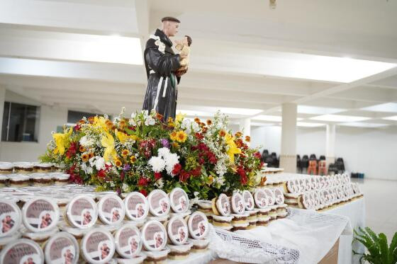 Produção do bolo de Santo Antônio bate recorde e terá duas mil alianças este ano