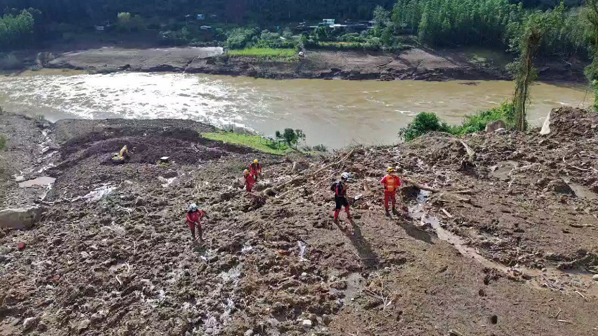 Cadela Laika do Corpo de Bombeiros de Mato Grosso do Sul encontra a terceira vítima soterrada no Rio Grande do Sul