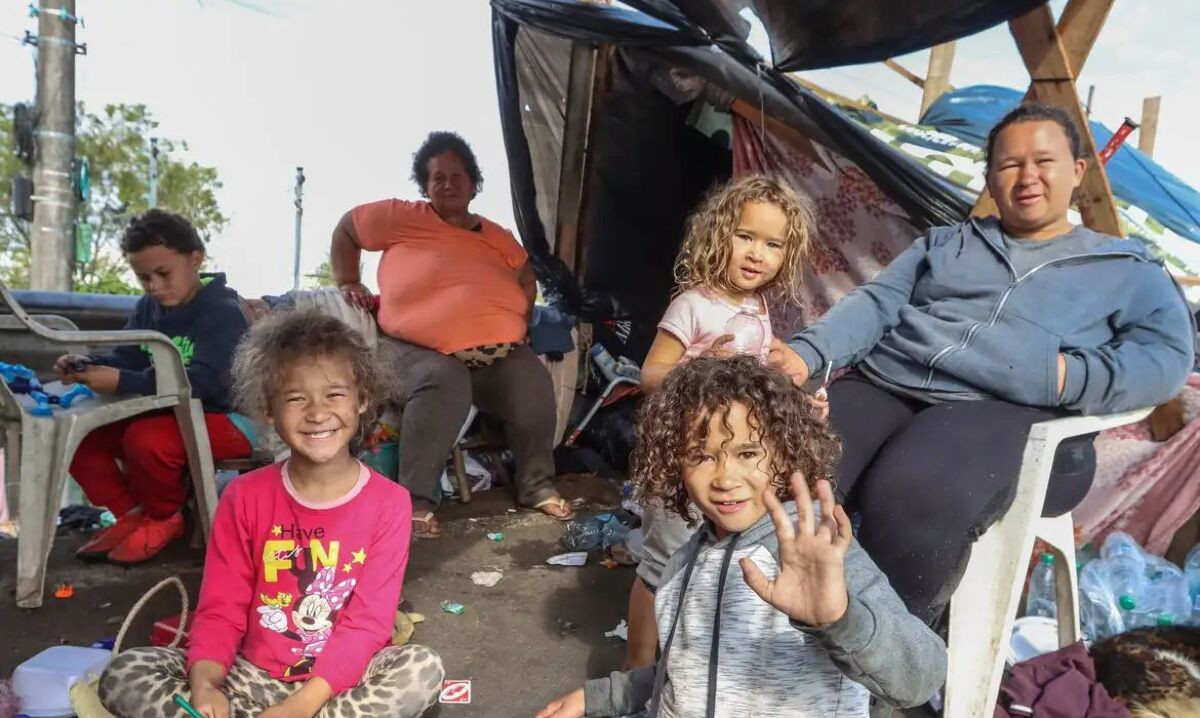 Famílias improvisam acampamentos em rodovias para vigiar suas casas