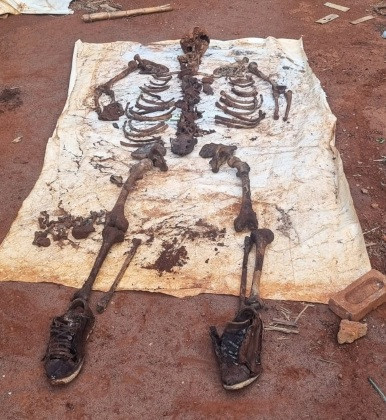 Após seis meses corpo de homem é encontrado enterrado no quintal da própria casa