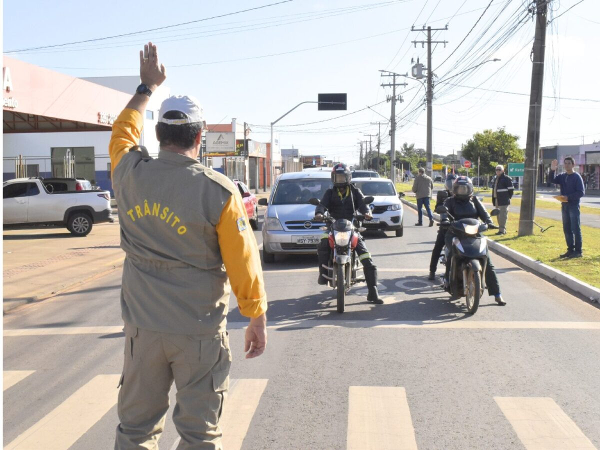 Agetran realiza ação de conscientização sobre segurança no trânsito na avenida dos Cafezais 