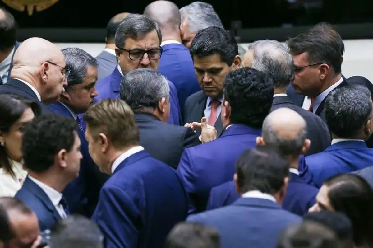 Congresso mantém veto de Bolsonaro à Lei em Defesa da Democracia