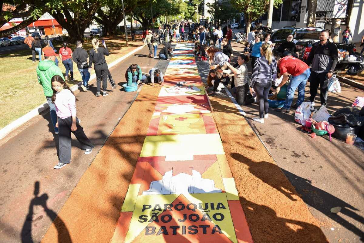 Fiéis foram às ruas do centro da Capital confeccionar o tradicional tapete de Corpus Christi