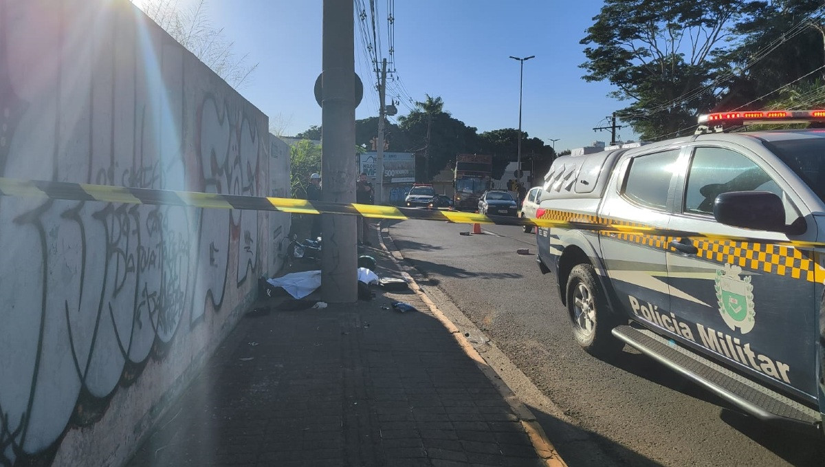 Motociclista de 19 anos morre após colidir contra poste na Avenida Zahran
