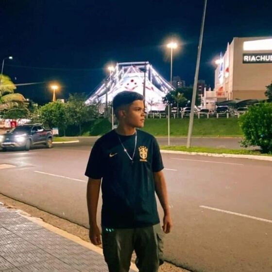 Motociclista de 19 anos morre após colidir contra poste na Avenida Zahran