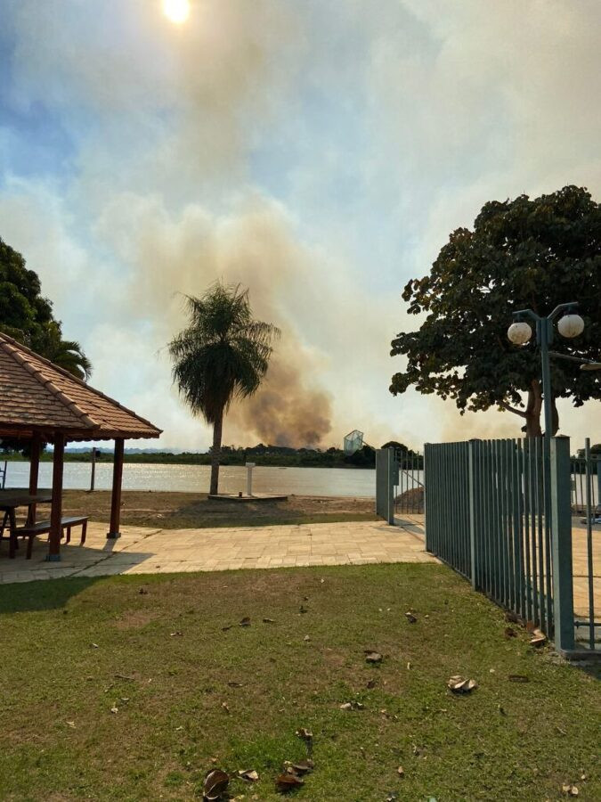 Focos de incêndio se aproximam de escola, mas situação é controlada por Brigada Alto Pantanal