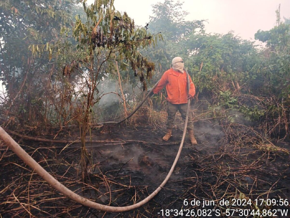 Focos de incêndio se aproximam de escola, mas situação é controlada por Brigada Alto Pantanal