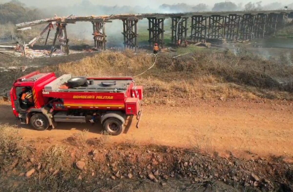 Bombeiros combatem incêndios no Pantanal e evitam destruição de moradias e pontes