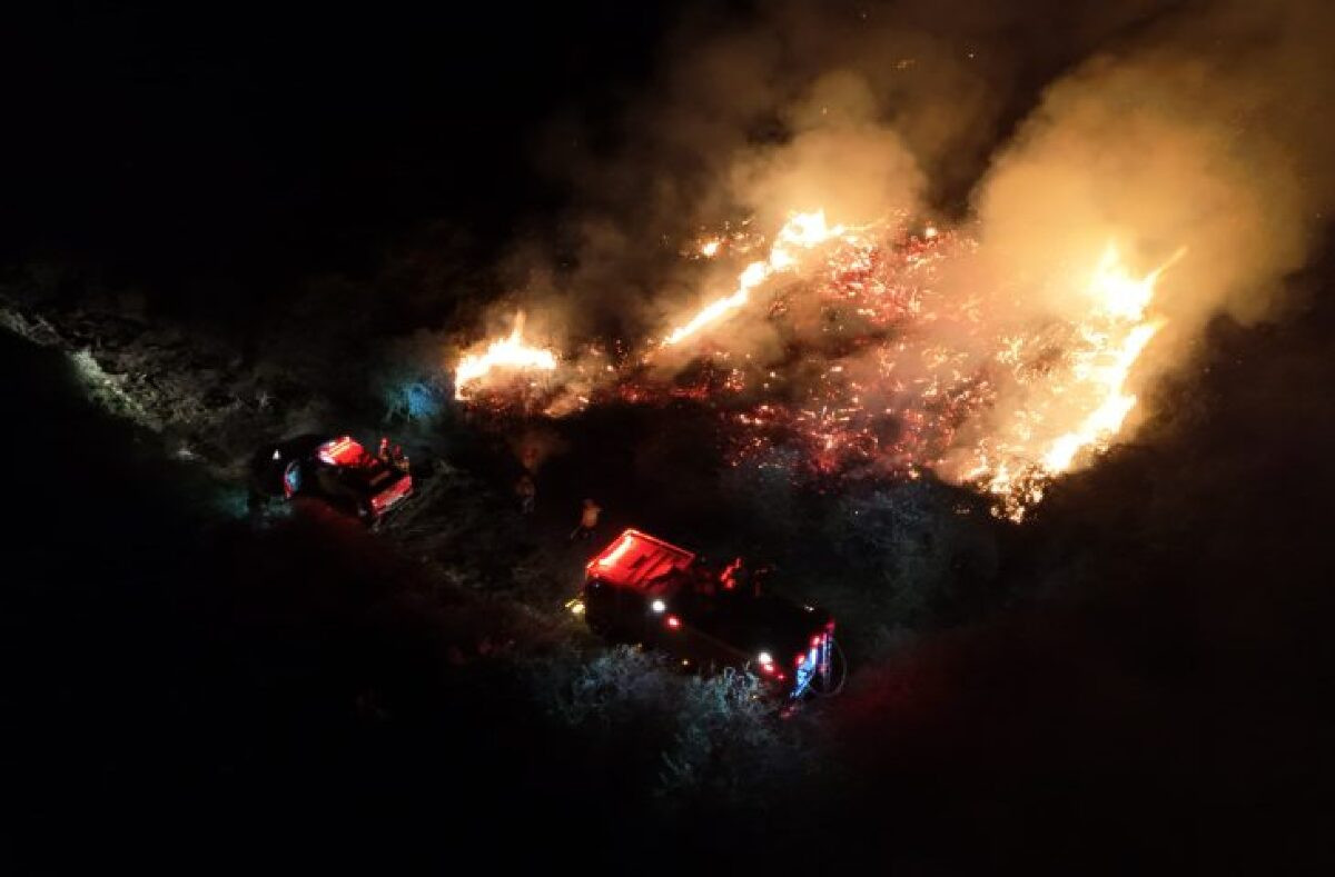 Bombeiros atuam durante à noite para combater os incêndios no Pantanal 