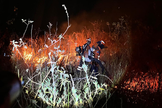 Bombeiros atuam durante à noite para combater os incêndios no Pantanal 