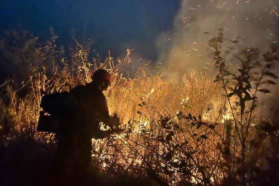 Bombeiros atuam durante à noite para combater os incêndios no Pantanal 