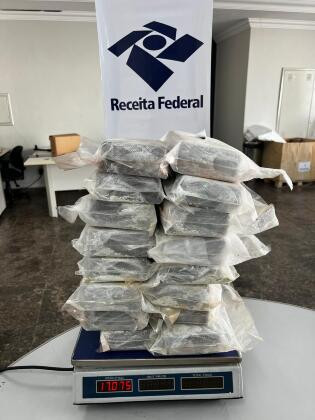 Cães farejadores agem novamente e Receita Federal apreende 17 kg de cocaína em transportadora