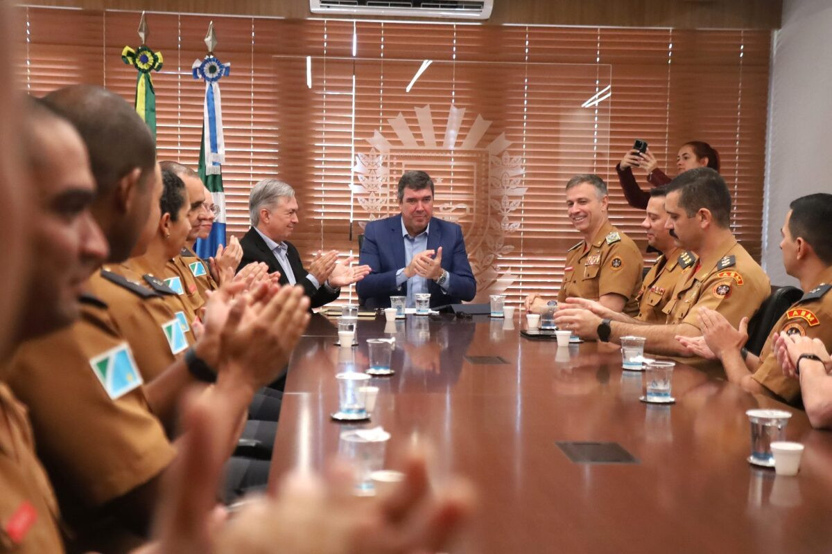 Corpo de Bombeiros apresenta 18 novos oficiais ao governador Eduardo Riedel