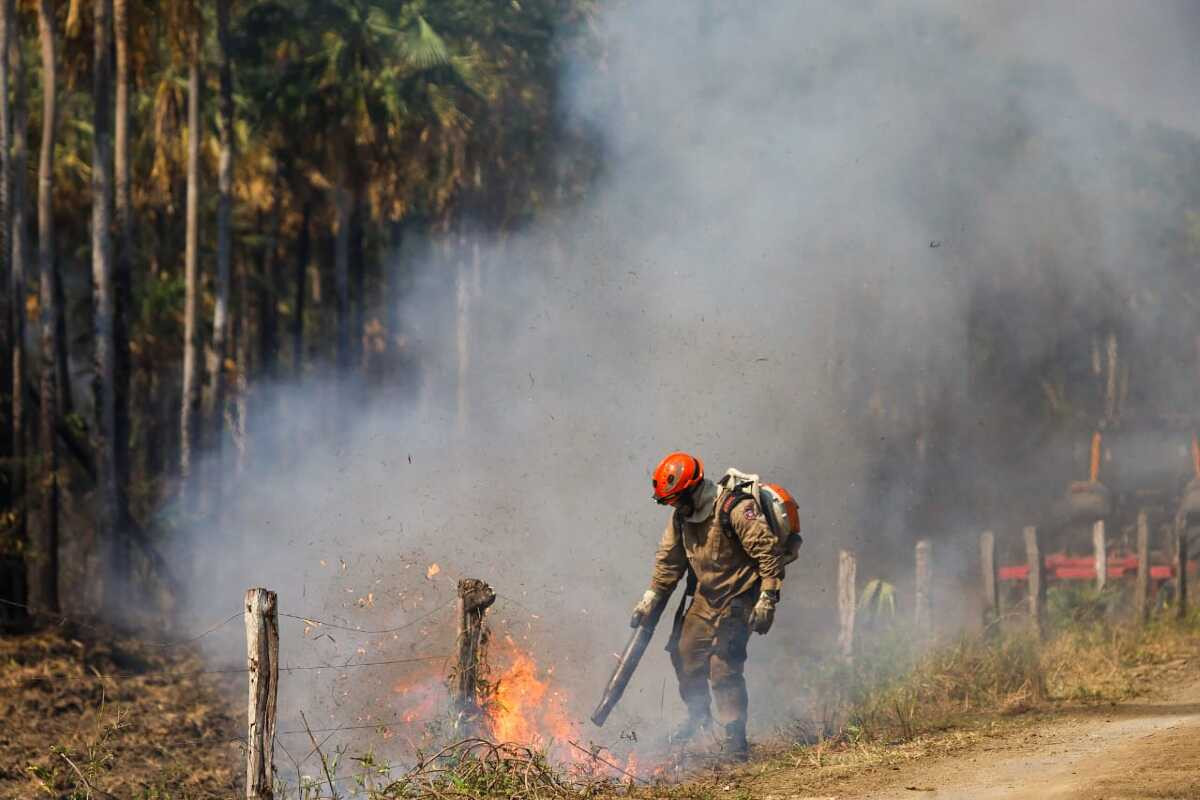 Bombeiros trabalham incansavelmente para combater os incêndios na região do Nabileque