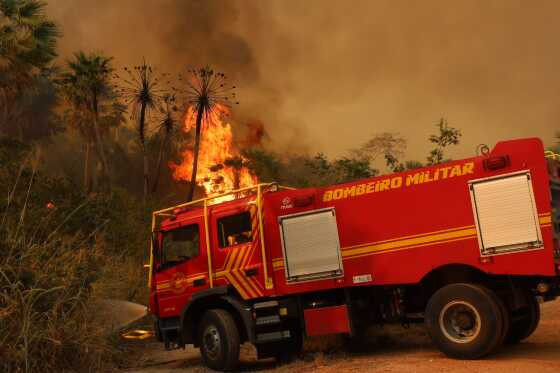 Bombeiros trabalham incansavelmente para combater os incêndios na região do Nabileque