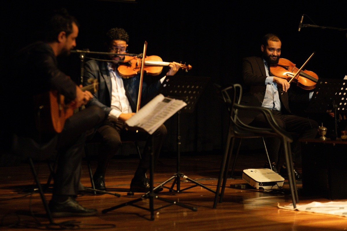 Teatro Aracy Balabanian é palco de apresentação de músicas medievais, modernas e árias de óperas