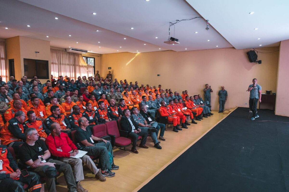 Militares do Corpo de Bombeiros de MS participam de reunião sobre salvamento em altura