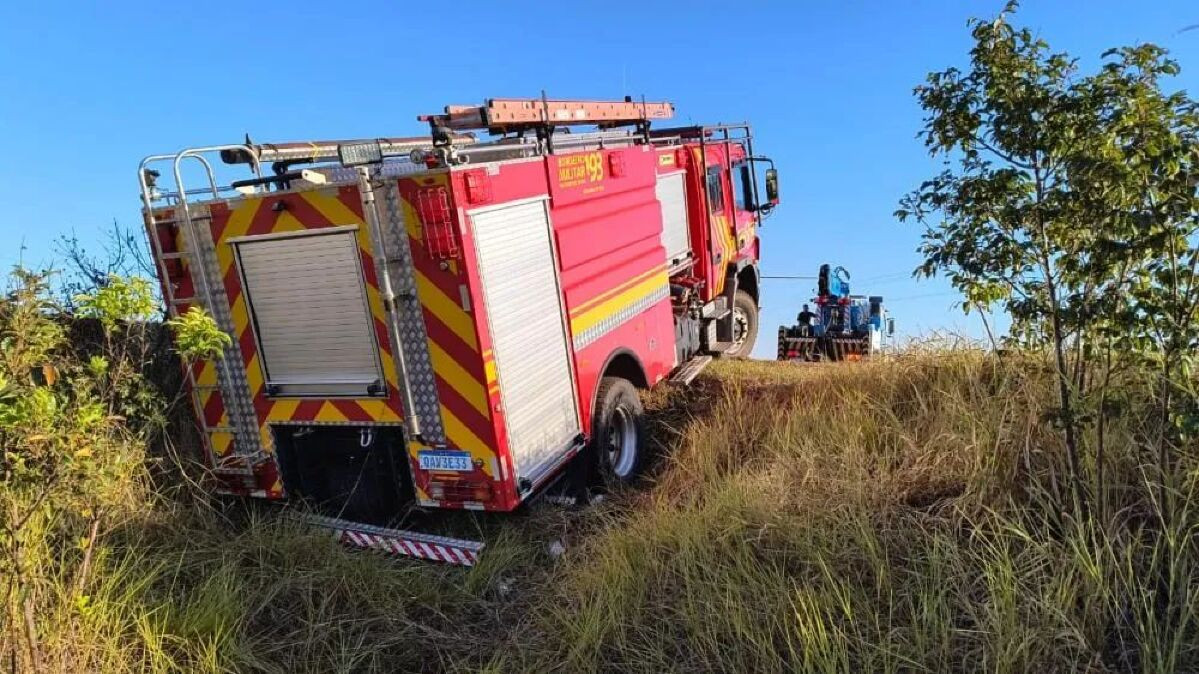 Após atender ocorrência, caminhão do corpo de bombeiros fica preso em vala